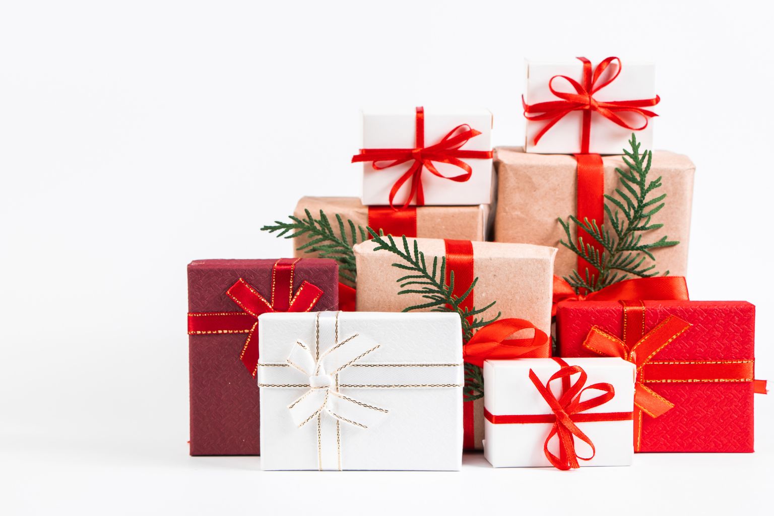 Carta regalo natalizia: stili e tendenze 2025